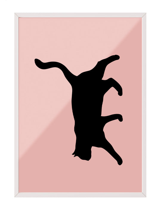 Siyah çerçeveli, pastel pembe fon üzerinde oyunbaz pozda siyah kedi silüeti minimalist poster.
