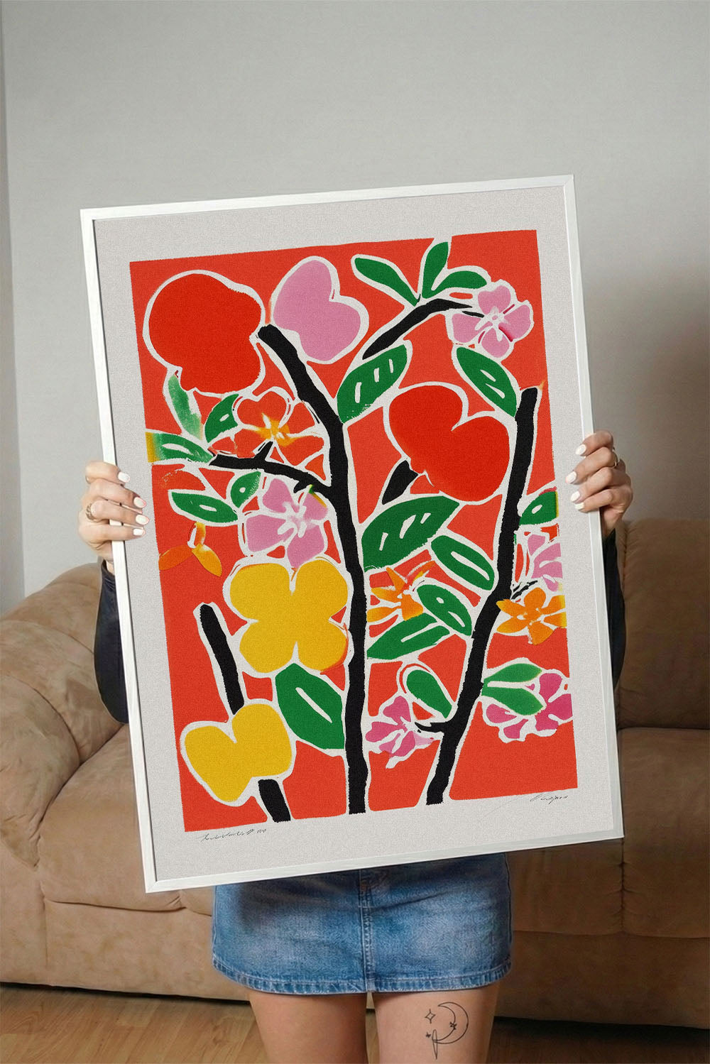 Canlı kırmızı zemin üzerinde soyut sarı, pembe, turuncu çiçek ve yeşil yaprak desenli, siyah çerçeveli modern tablo