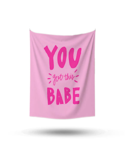 Pembe zemin üzerine "YOU got this BABE" yazılı, yatak odası dekorasyonunda kullanılan motive edici duvar örtüsü.