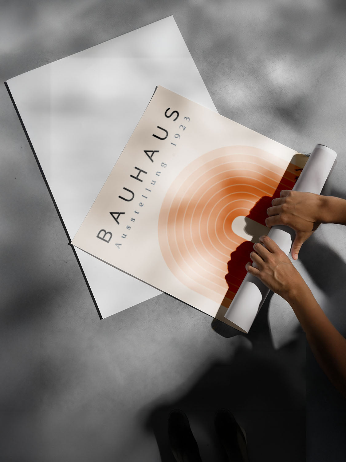 Bauhaus Ausstellung 1923 yazılı, turuncu tonlarında katmanlı kemer deseni içeren modern soyut poster.