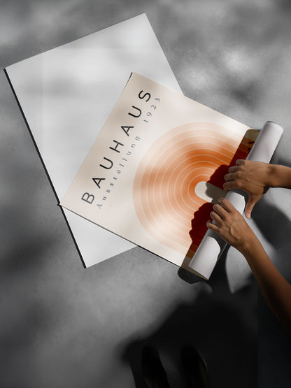 Bauhaus Ausstellung 1923 yazılı, turuncu tonlarında katmanlı kemer deseni içeren modern soyut poster.