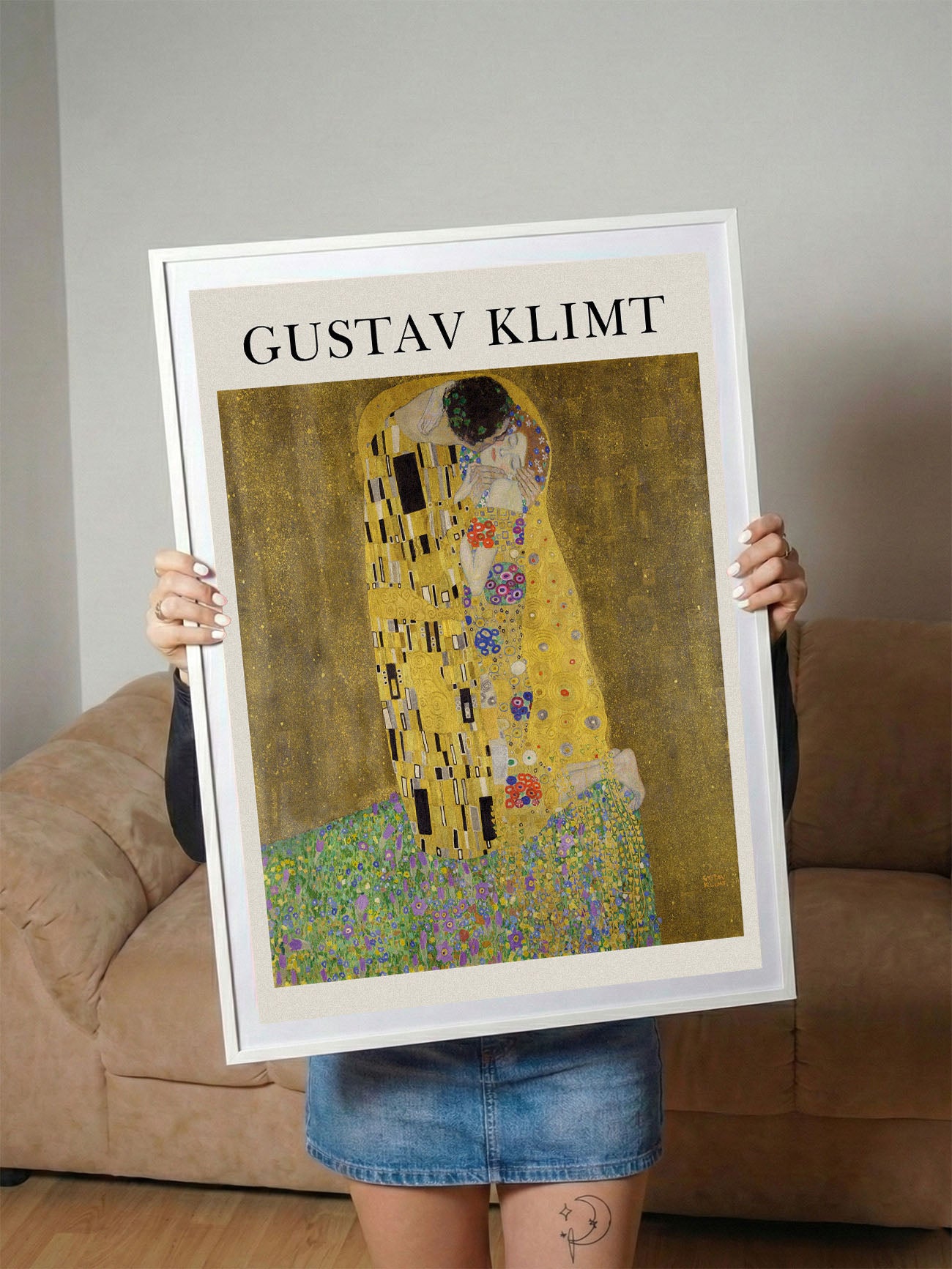 Gustav Klimt'in "Öpücük" tablosunun altın ve renkli detaylarla dolu, romantik Art Nouveau tarzı duvar posteri