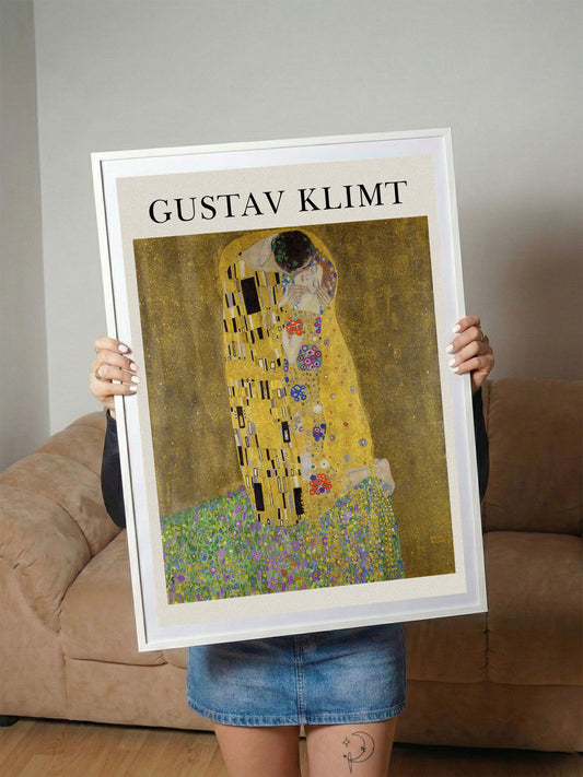 Gustav Klimt'in "Öpücük" tablosunun altın ve renkli detaylarla dolu, romantik Art Nouveau tarzı duvar posteri