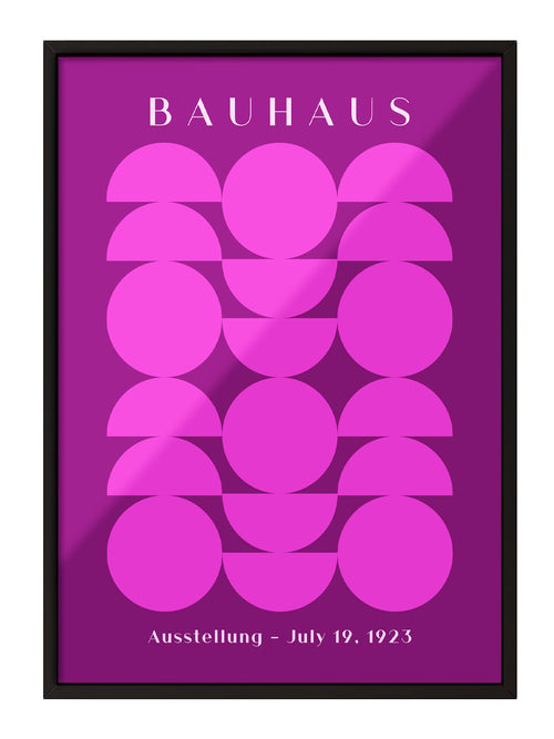 Mor zemin üzerinde pembe daire ve yarım dairelerden oluşan, Bauhaus stilinde geometrik desenli modern poster.