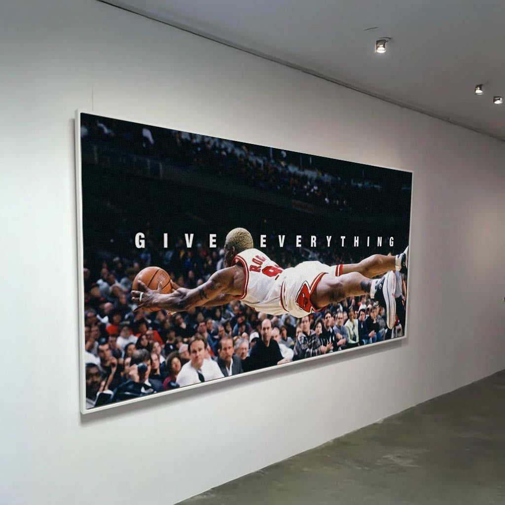 Dennis Rodman'ın basketbol sahasında topa uzanırken çekilmiş, 'Give Everything' yazılı motivasyon kanvas tablosu.