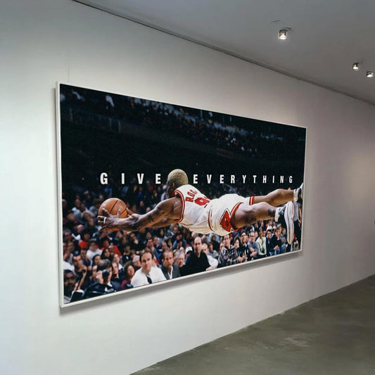 Dennis Rodman'ın basketbol sahasında topa uzanırken çekilmiş, 'Give Everything' yazılı motivasyon kanvas tablosu.
