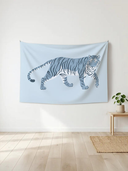 Açık mavi zemin üzerinde yürüyen, stilize edilmiş mavi ve gri tonlarında kaplan figürlü duvar örtüsü.
