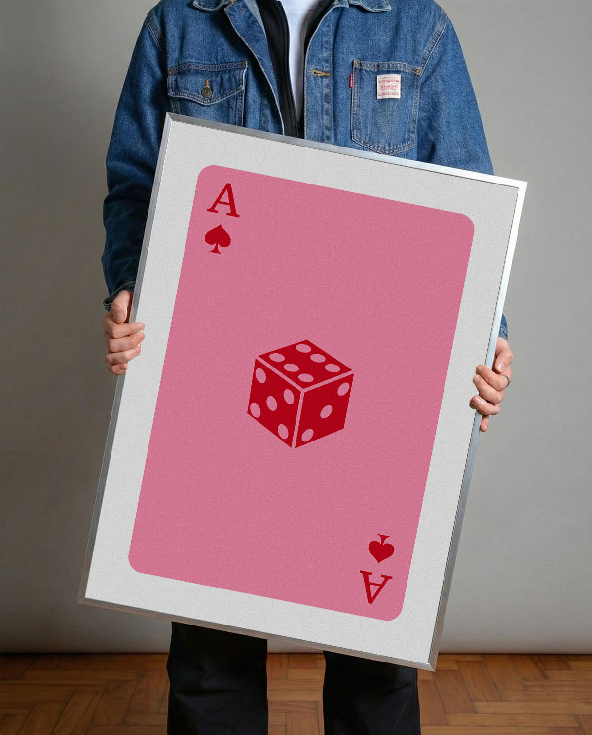 Pembe zemin üzerinde maça ası iskambil kartı ve kırmızı zar figürü içeren modern çerçeveli poster