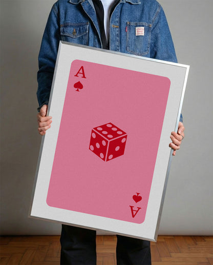 Pembe zemin üzerinde maça ası iskambil kartı ve kırmızı zar figürü içeren modern çerçeveli poster