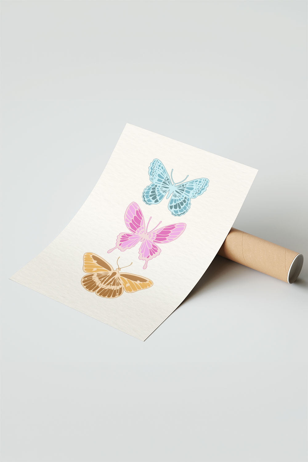 Siyah çerçeveli, açık renk dokulu zeminde mavi, pembe ve kahverengi üç modern kelebek desenli tablo.