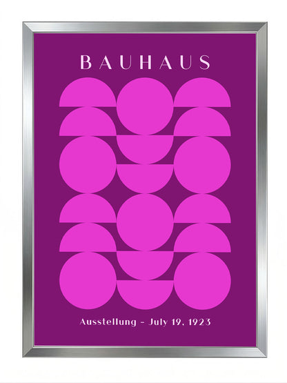 Mor zemin üzerinde pembe daire ve yarım dairelerden oluşan, Bauhaus stilinde geometrik desenli modern poster.
