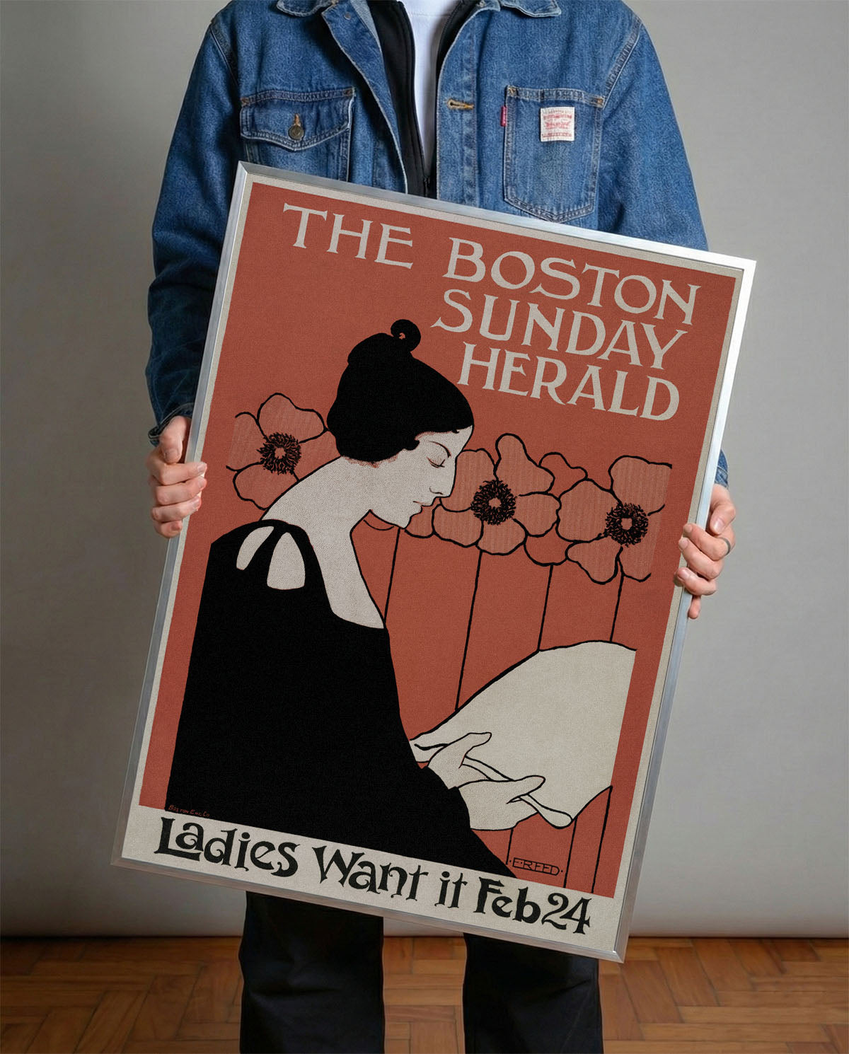 Kiremit rengi fonda, Art Nouveau tarzı siyah elbiseli kadın figürü ve çiçekler içeren Boston Herald vintage posteri.