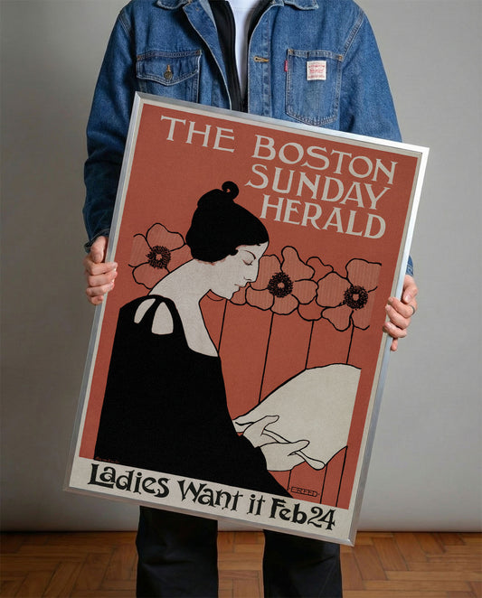Kiremit rengi fonda, Art Nouveau tarzı siyah elbiseli kadın figürü ve çiçekler içeren Boston Herald vintage posteri.
