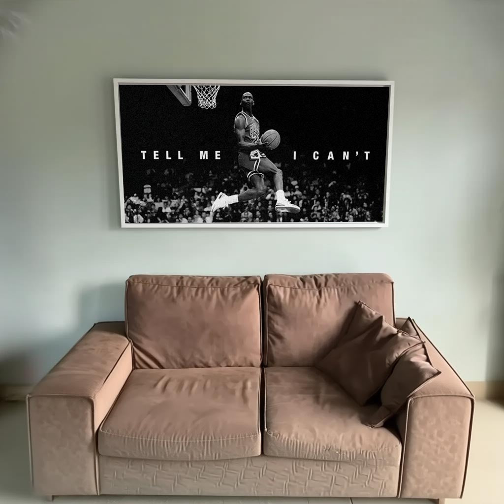 Siyah beyaz Michael Jordan'ın basketbol potasına smaç yaparken çekilmiş, 'Tell Me I Can't' yazılı motivasyon kanvas tablo.
