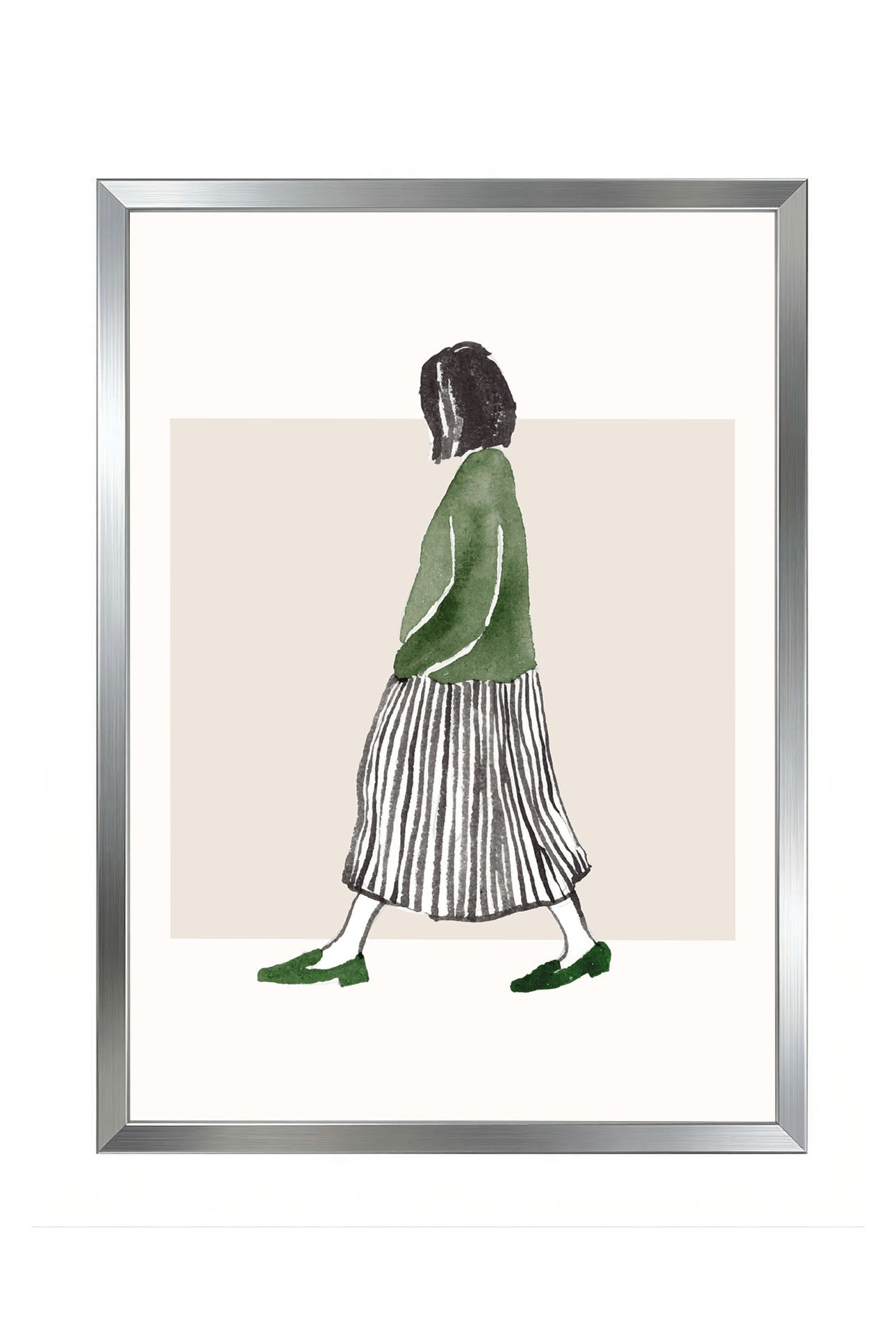 Minimalist suluboya tekniğiyle yapılmış, yeşil bluzlu ve çizgili etekli yürüyen kadın figürlü çerçeveli poster
