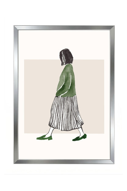 Minimalist suluboya tekniğiyle yapılmış, yeşil bluzlu ve çizgili etekli yürüyen kadın figürlü çerçeveli poster