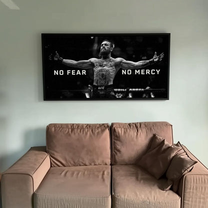 Siyah beyaz Conor McGregor kanvas tablo, kolları açık, 'NO FEAR NO MERCY' yazılı, motivasyonel spor temalı.