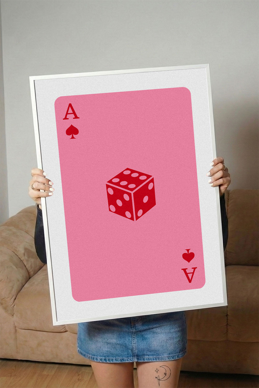 Pembe zemin üzerinde maça ası iskambil kartı ve kırmızı zar figürü içeren modern çerçeveli poster