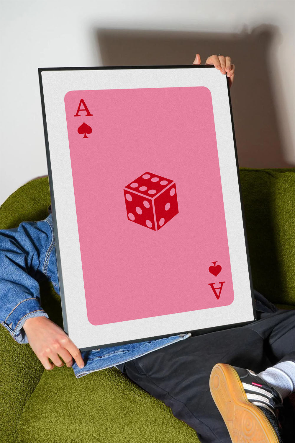 Pembe zemin üzerinde maça ası iskambil kartı ve kırmızı zar figürü içeren modern çerçeveli poster