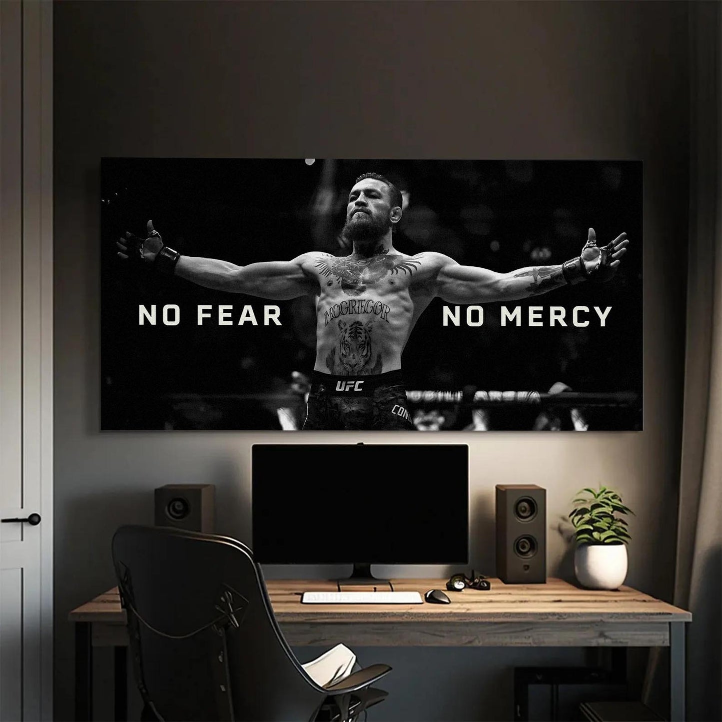 Siyah beyaz Conor McGregor kanvas tablo, kolları açık, 'NO FEAR NO MERCY' yazılı, motivasyonel spor temalı.