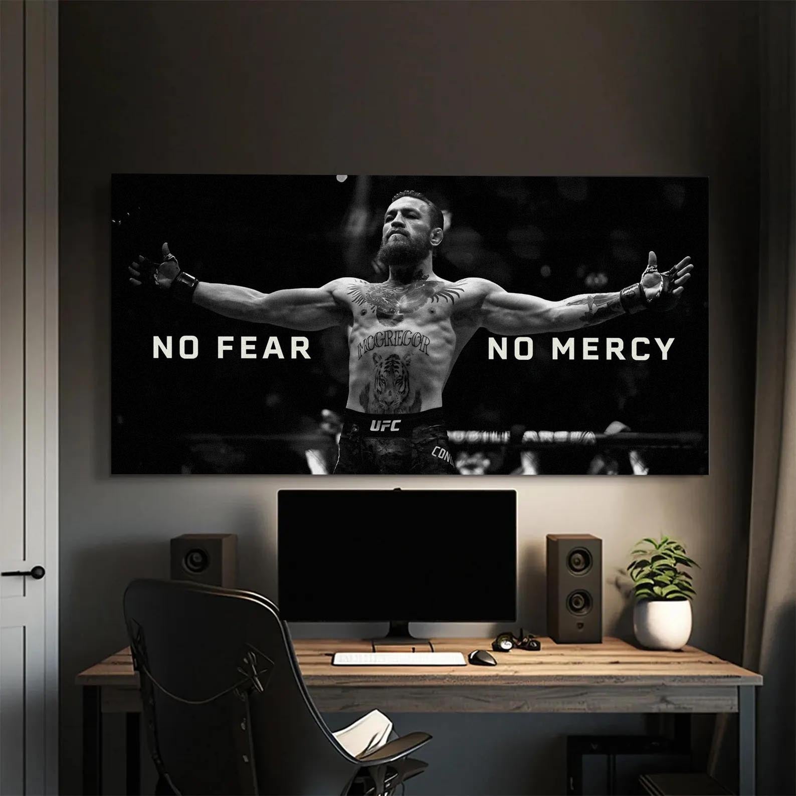 Siyah beyaz Conor McGregor kanvas tablo, kolları açık, 'NO FEAR NO MERCY' yazılı, motivasyonel spor temalı.