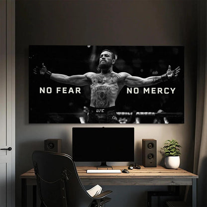Siyah beyaz Conor McGregor kanvas tablo, kolları açık, 'NO FEAR NO MERCY' yazılı, motivasyonel spor temalı.