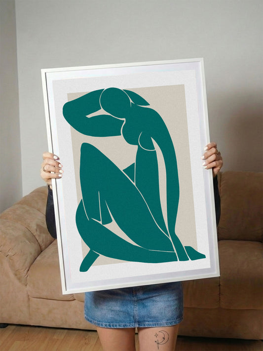 Petrol yeşili renkte, bej zemin üzerinde oturan soyut kadın figürü posteri, modern sanat eseri.