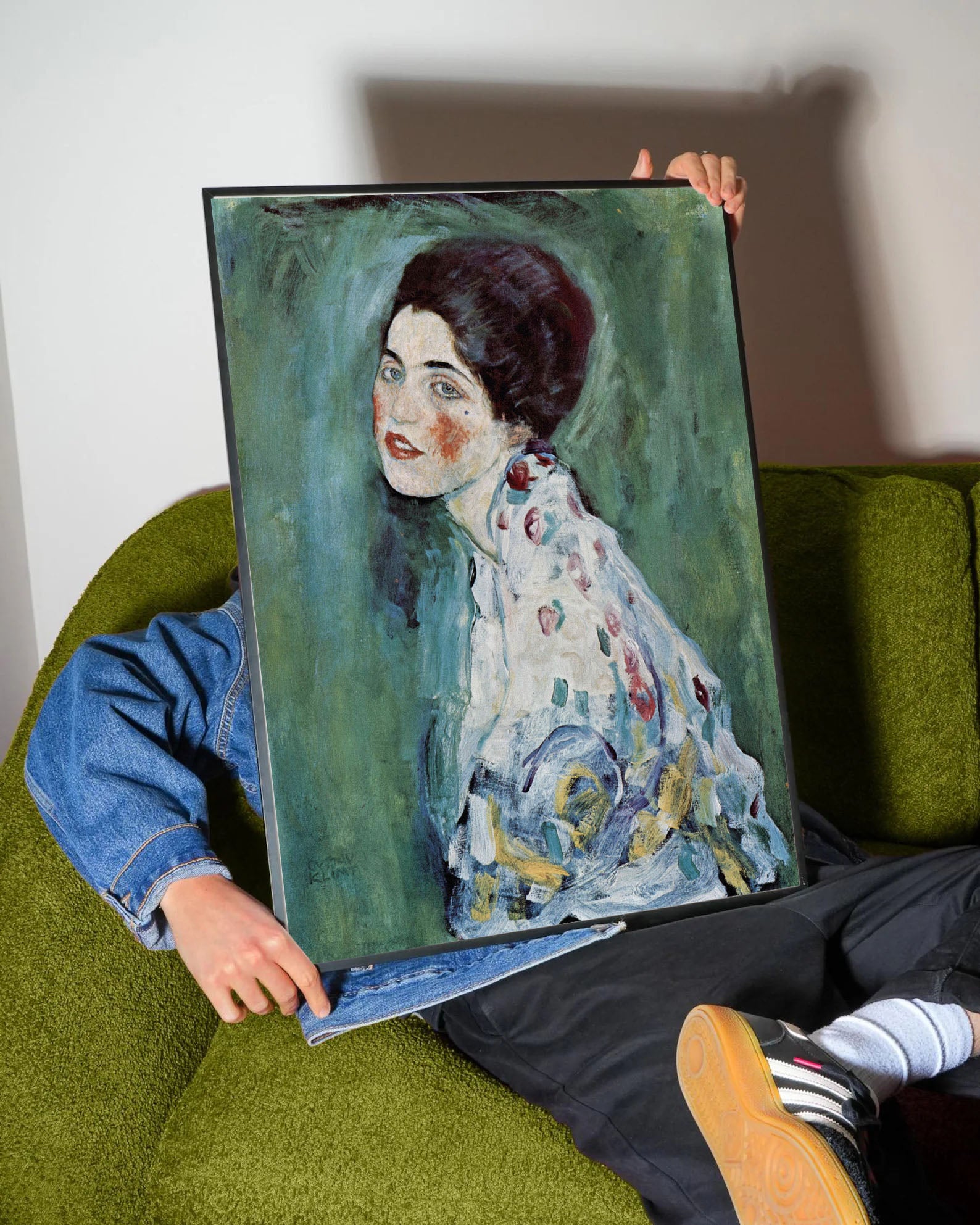Siyah çerçeveli, Gustav Klimt'in yeşil tonlarda arka plana sahip, renkli fırça darbeleriyle işlenmiş kadın portresi.