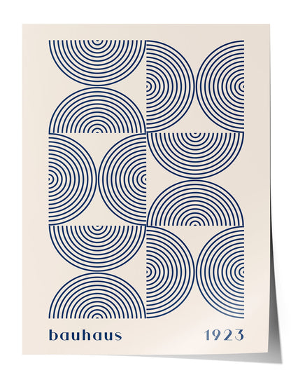 Krem zemin üzerinde lacivert konsantrik yarım dairelerden oluşan geometrik Bauhaus posteri, 'bauhaus 1923' yazılı.