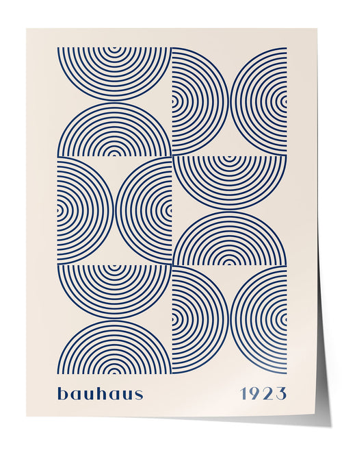Krem zemin üzerinde lacivert konsantrik yarım dairelerden oluşan geometrik Bauhaus posteri, 'bauhaus 1923' yazılı.