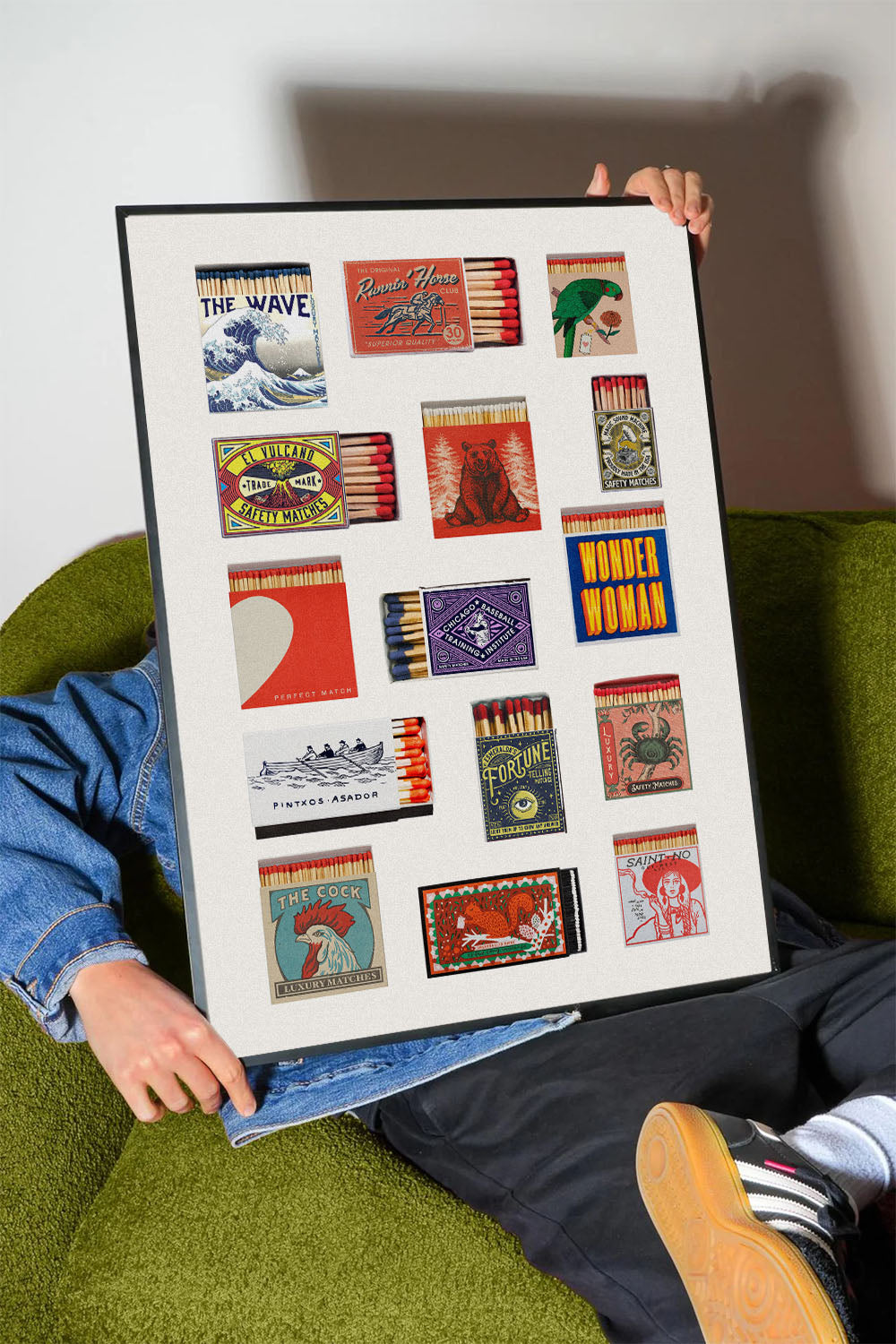 Siyah çerçeveli, beyaz paspartu içinde vintage kibrit kutusu desenlerinden oluşan kolaj tablo
