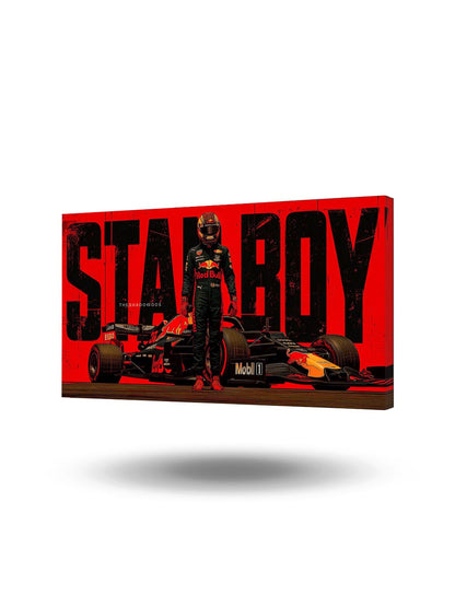 Kırmızı arka planda 'STARBOY' yazısı önünde F1 pilotu Max Verstappen ve Red Bull yarış arabası kanvas tablo.