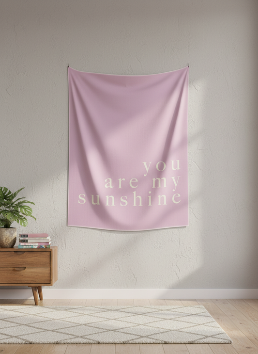 Açık pembe renkte, üzerinde 'you are my sunshine' yazan, minimalist ve modern duvar örtüsü.