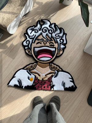 One Piece Luffy Gear 5 karakteri şeklinde, beyaz, siyah, kahverengi ve kırmızı tonlarında el yapımı tufting halı.