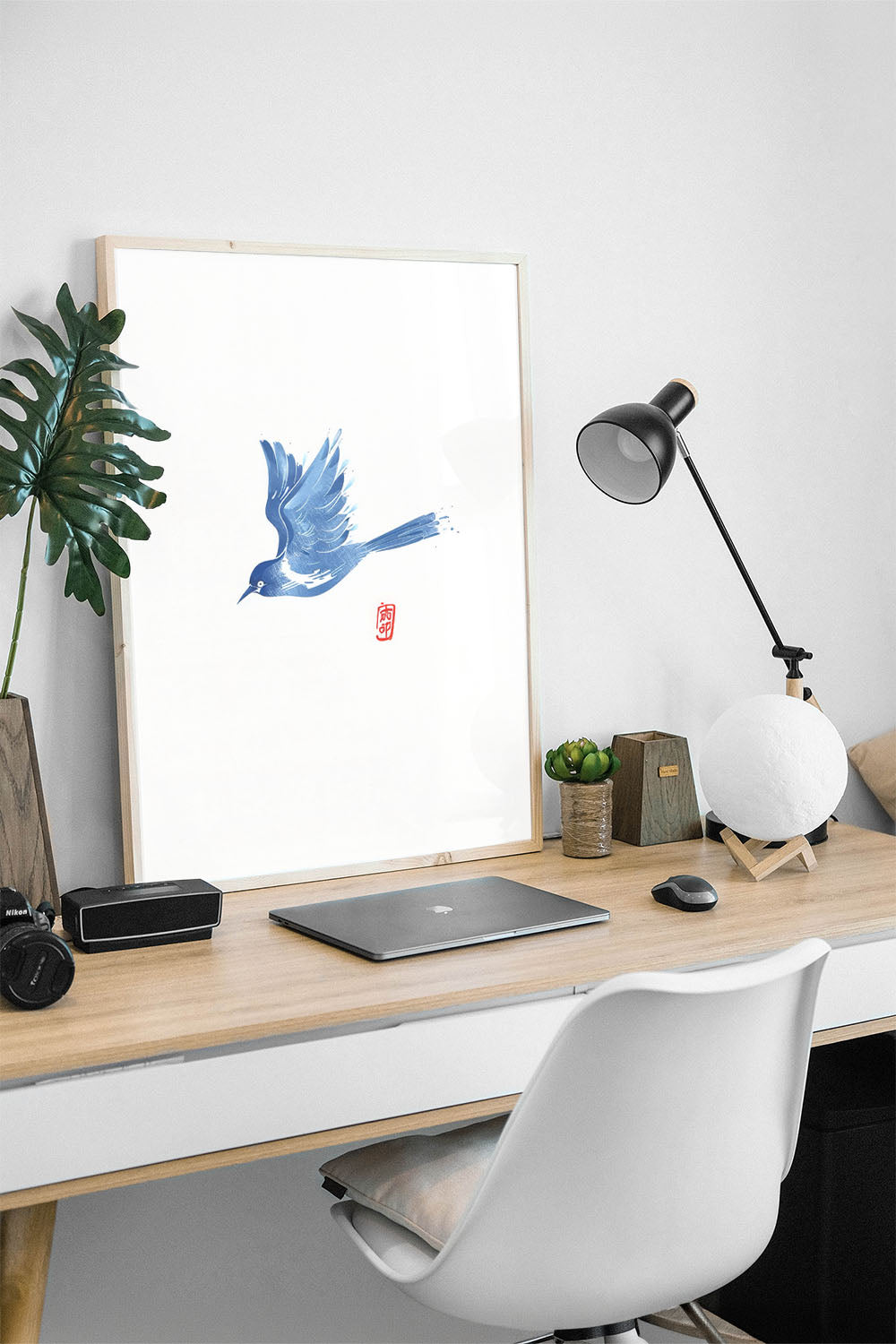 Mavi suluboya tarzı uçan kuş desenli, minimalist siyah çerçeveli modern tablo