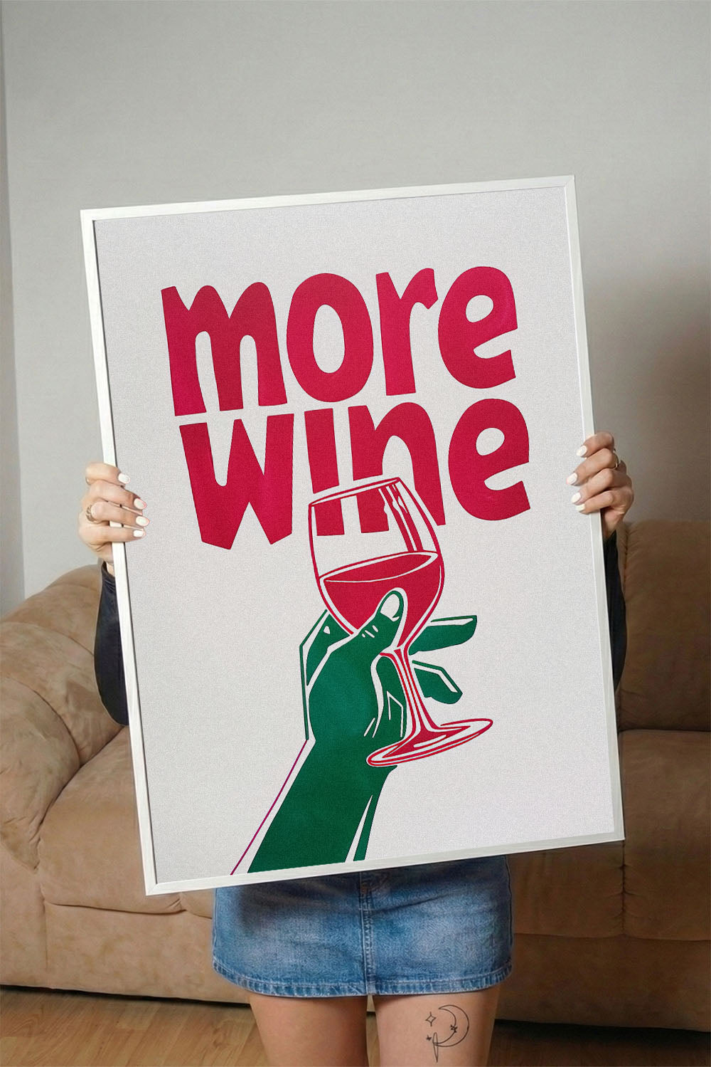 More Wine yazılı, kadeh tutan yeşil el figürlü, pembe ve yeşil renklerde modern çerçeveli poster