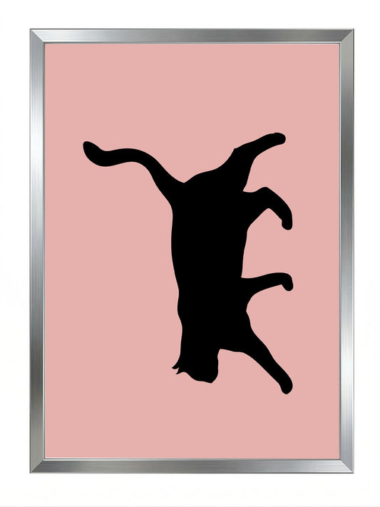 Siyah çerçeveli, pastel pembe fon üzerinde oyunbaz pozda siyah kedi silüeti minimalist poster.