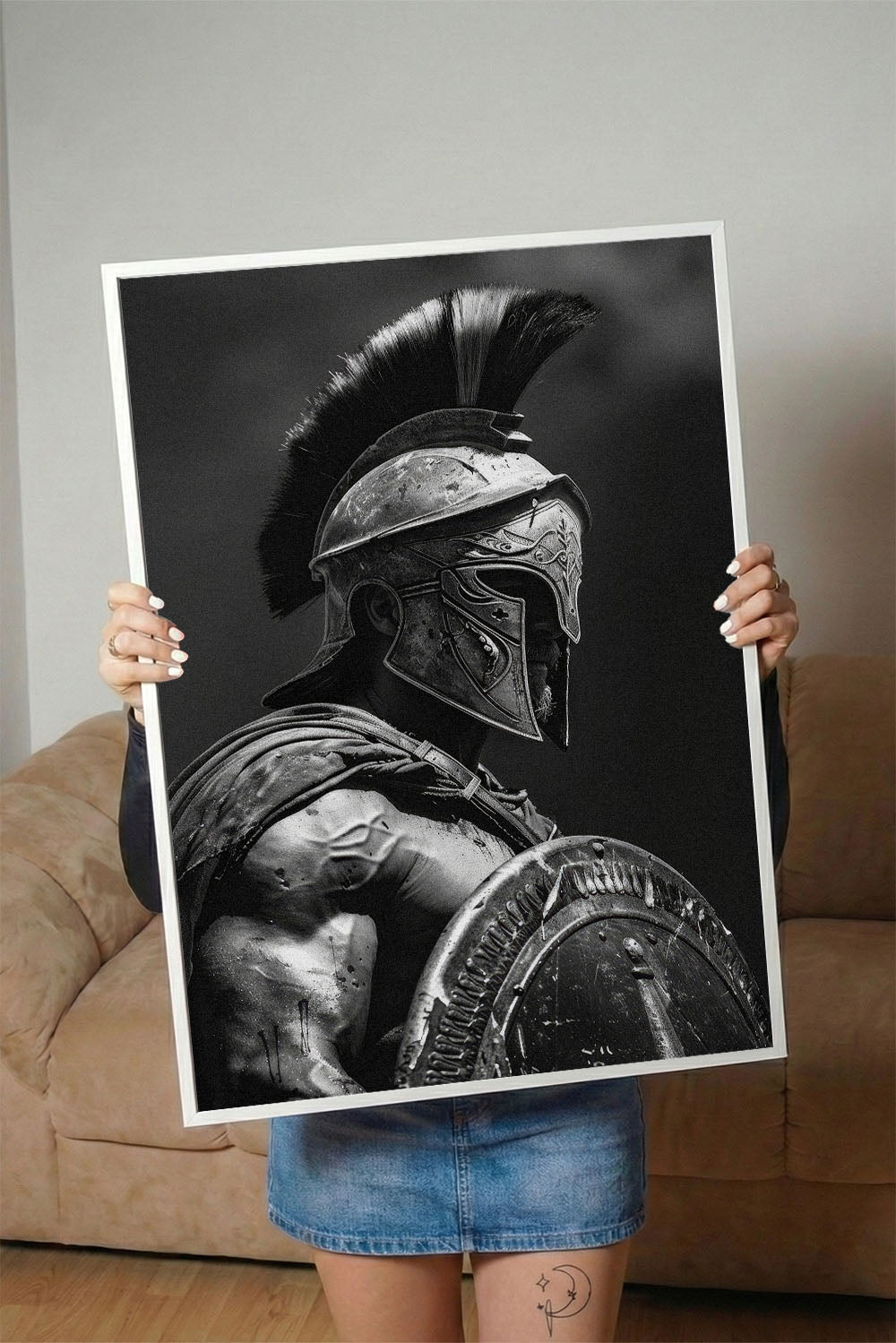 Siyah beyaz antik Yunan Spartan savaşçısı miğferli ve kalkanlı çerçeveli tablo