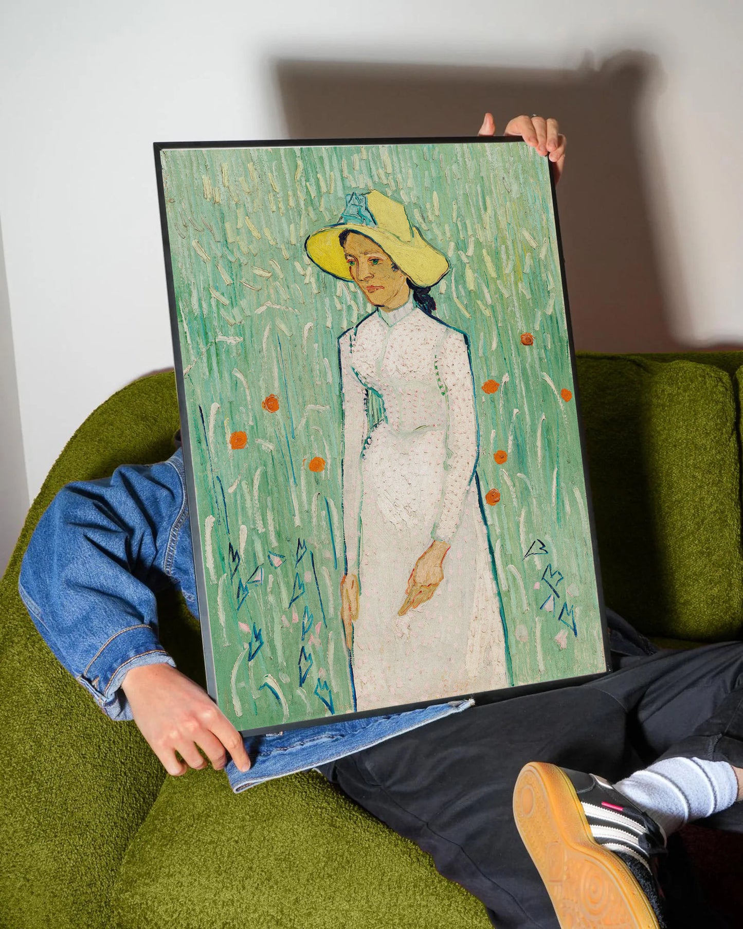 Siyah çerçeveli, Van Gogh'un Hasır Şapkalı Kadın tablosunu gösteren, yeşil ve sarı tonlarında sanatsal portre posteri.