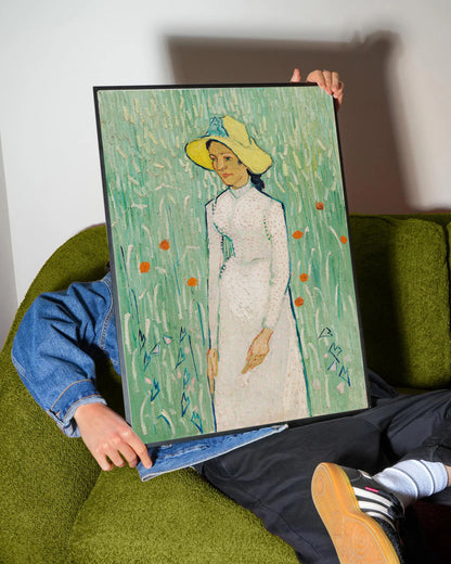 Siyah çerçeveli, Van Gogh'un Hasır Şapkalı Kadın tablosunu gösteren, yeşil ve sarı tonlarında sanatsal portre posteri.