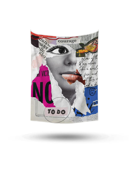 Siyah beyaz kadın yüzü, 'courage', 'NO' metinleri ve kelebek detaylı, pembe mavi tonlarında modern kolaj duvar örtüsü.