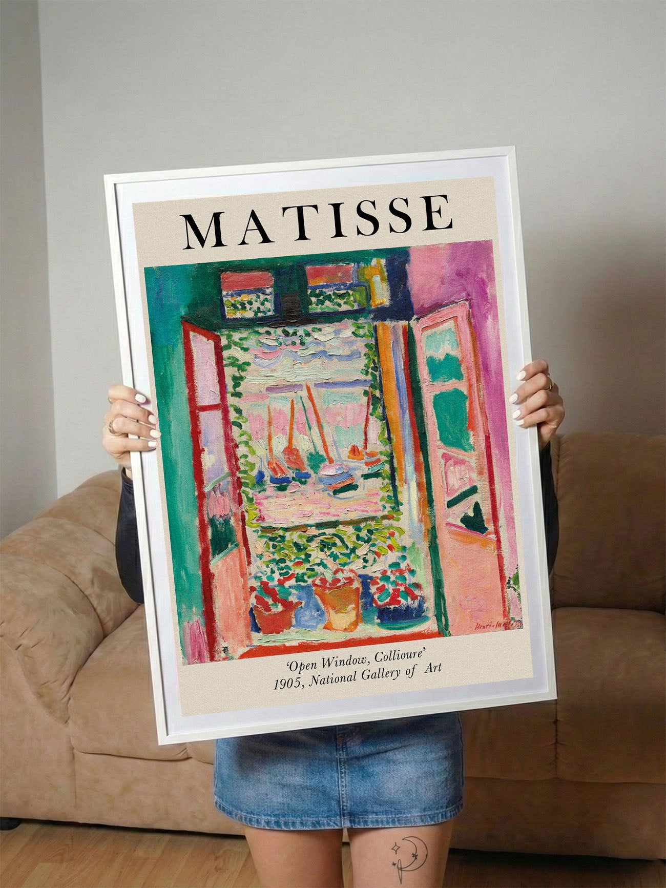 Henri Matisse'in 'Open Window, Collioure' tablosunu gösteren, canlı renkli, Fauvist tarzda pencere manzarası posteri.
