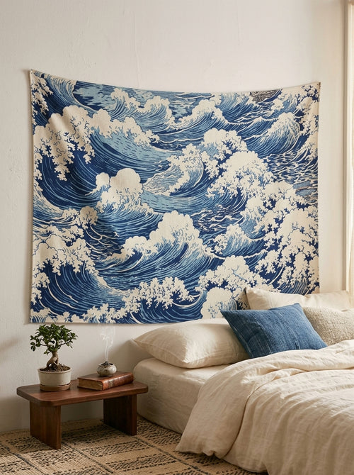 Japon Ukiyo-e tarzı büyük dalga desenli, mavi ve krem tonlarında sanatsal duvar örtüsü.