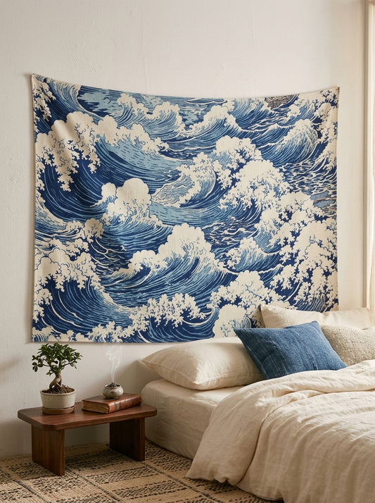 Japon Ukiyo-e tarzı büyük dalga desenli, mavi ve krem tonlarında sanatsal duvar örtüsü.