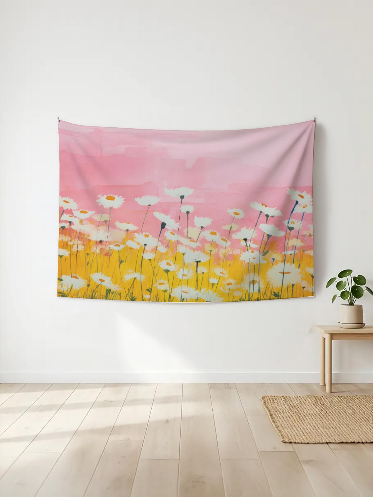 Pembe ve sarı tonlarında, bembeyaz papatya tarlası desenli, modern bir oturma odasında asılı duvar örtüsü.