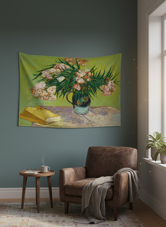 Van Gogh tarzı, yeşil zemin üzerinde pembe çiçekli oleander vazosu ve sarı kitap detaylı duvar örtüsü.