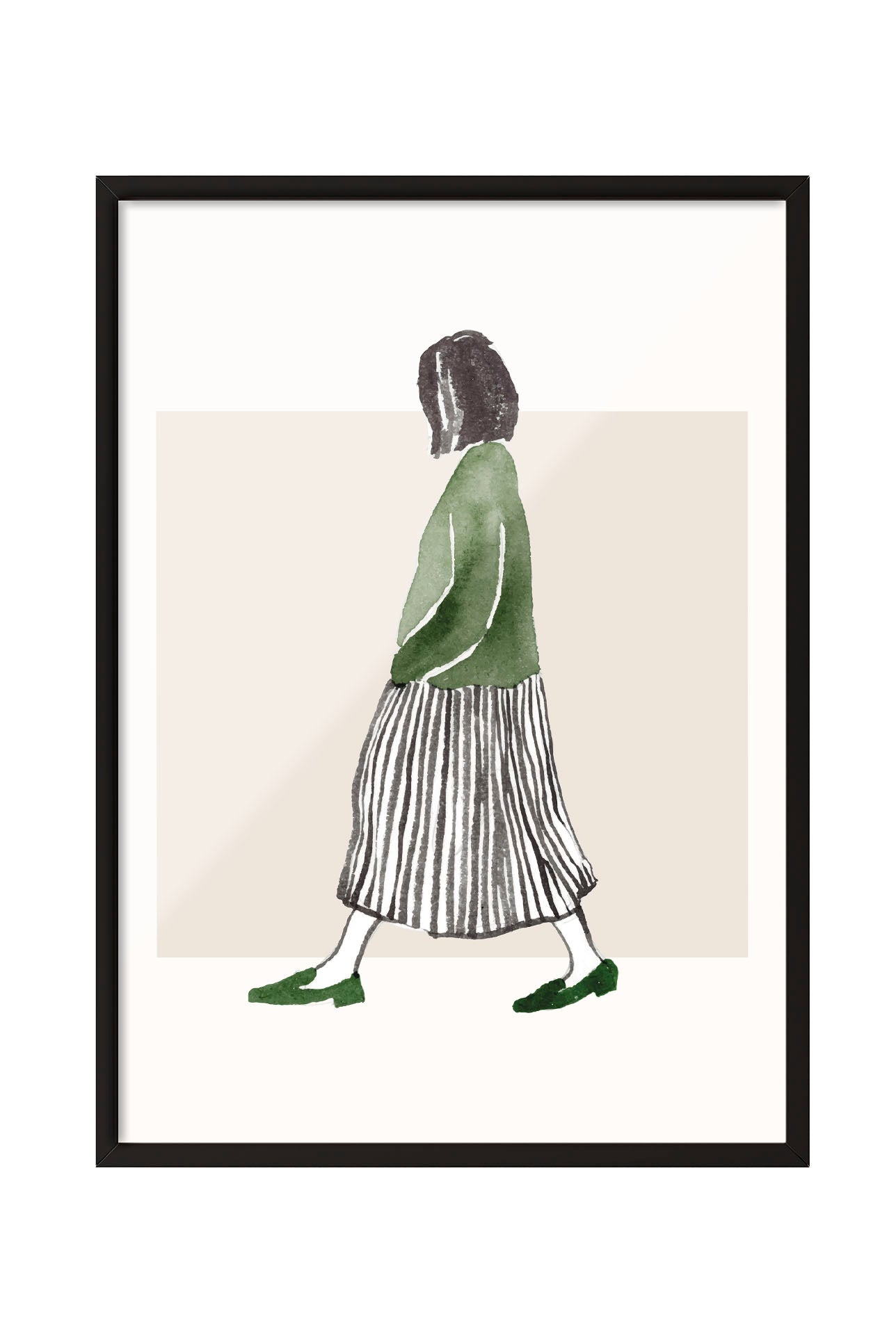 Minimalist suluboya tekniğiyle yapılmış, yeşil bluzlu ve çizgili etekli yürüyen kadın figürlü çerçeveli poster