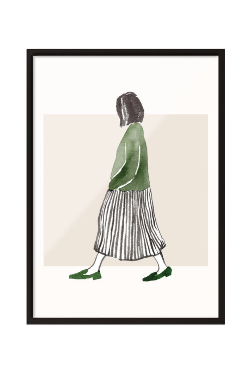 Minimalist suluboya tekniğiyle yapılmış, yeşil bluzlu ve çizgili etekli yürüyen kadın figürlü çerçeveli poster