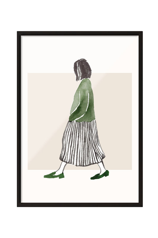 Minimalist suluboya tekniğiyle yapılmış, yeşil bluzlu ve çizgili etekli yürüyen kadın figürlü çerçeveli poster