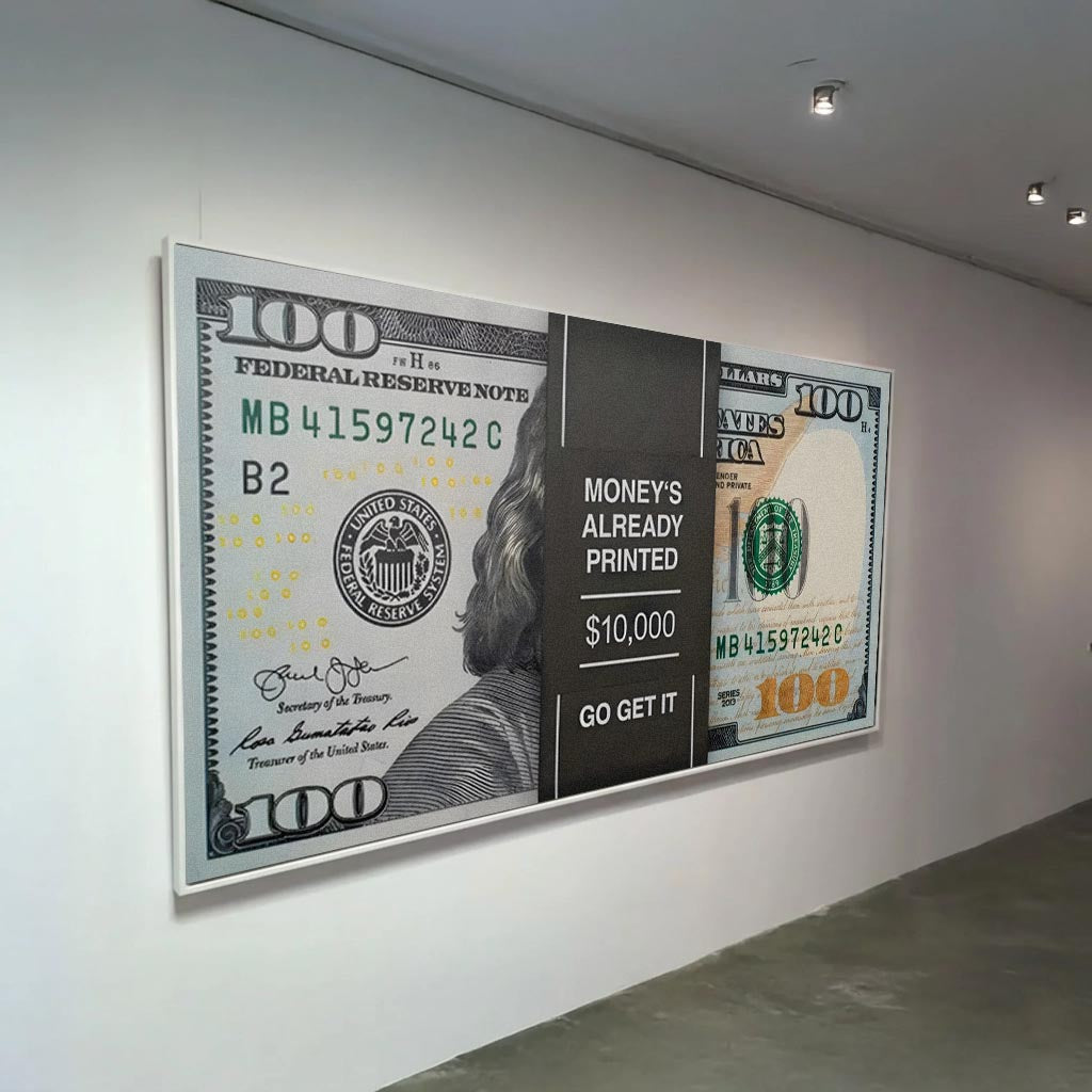 100 dolarlık banknot ve 'Money's Already Printed' yazılı motivasyonel kanvas tablo, modern ofis dekorasyonu